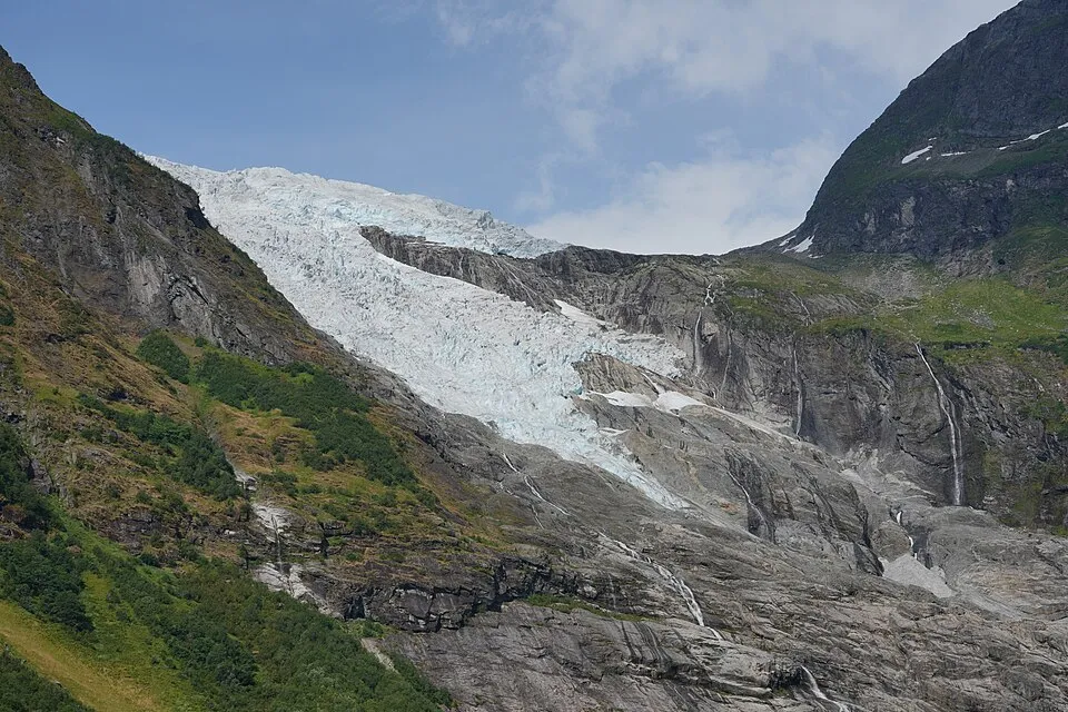 The hanging glacier above cliff and lake