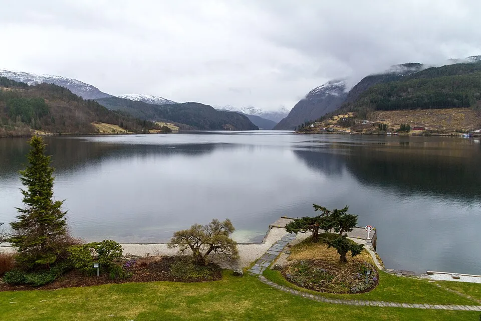 Brakanes Hotel at the water's edge in Ulvik