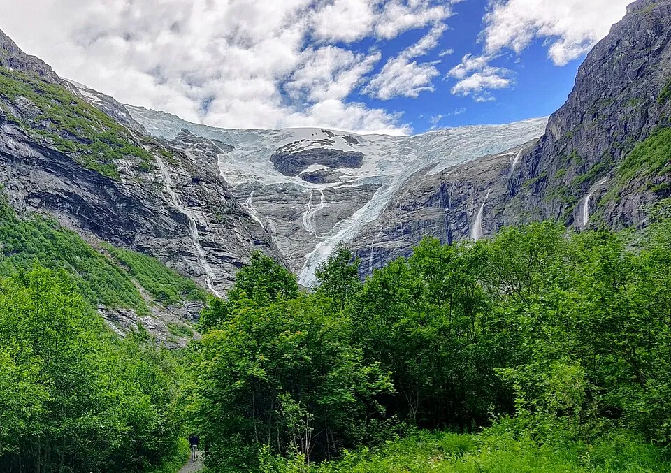 The glacier arm above its meltwater lake