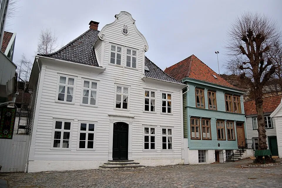 Clapboard houses along a museum lane