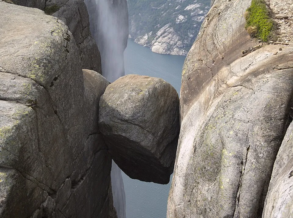 The Kjeragbolten boulder wedged in its crevice