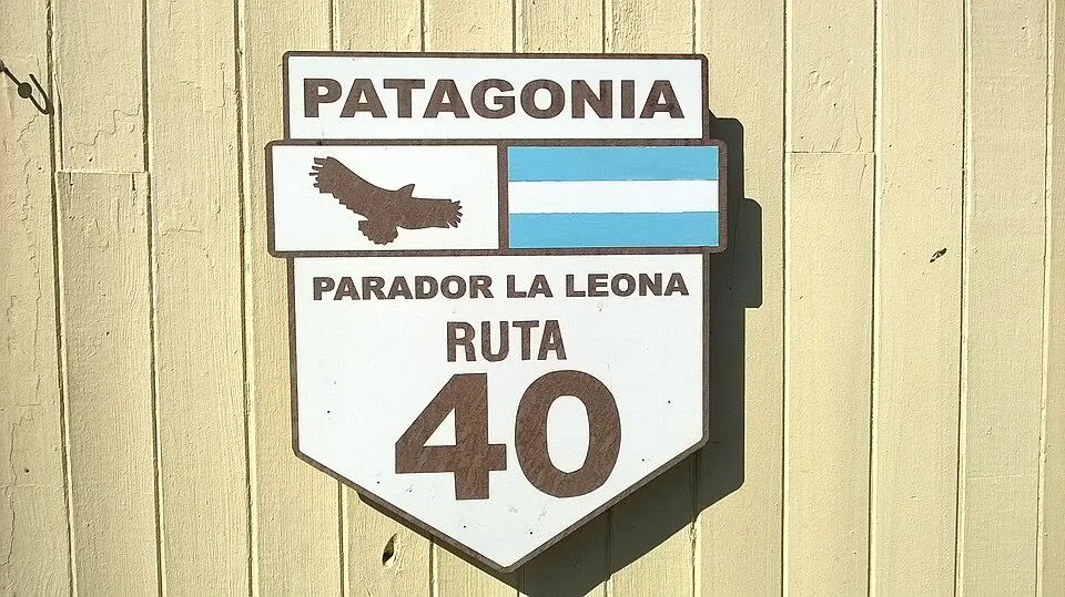 The white-and-red La Leona roadhouse