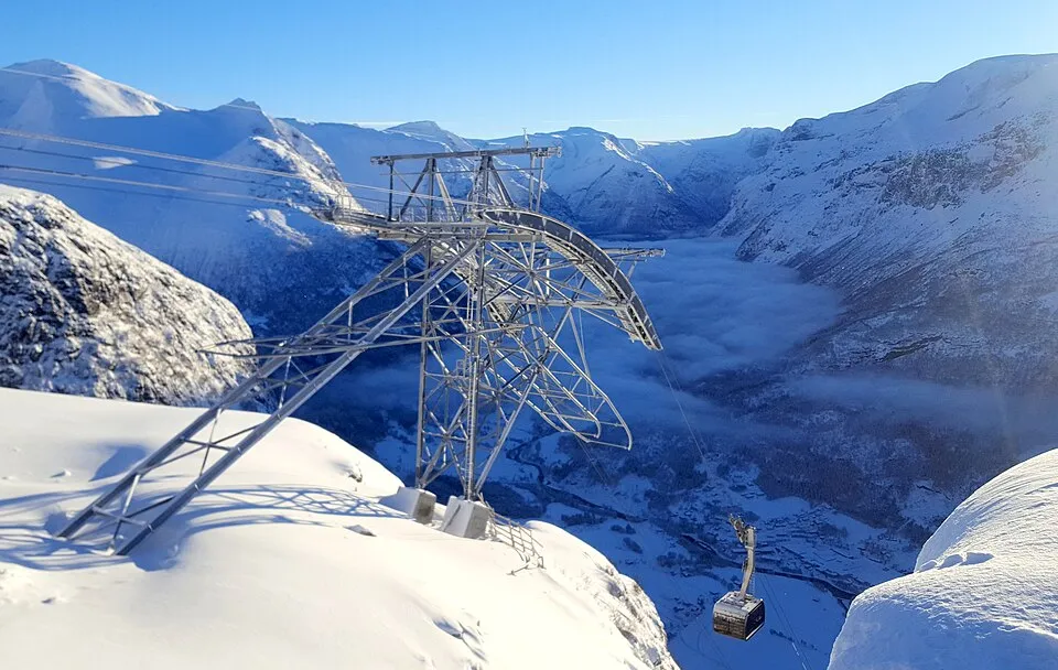 The gondola climbing toward Mt Hoven