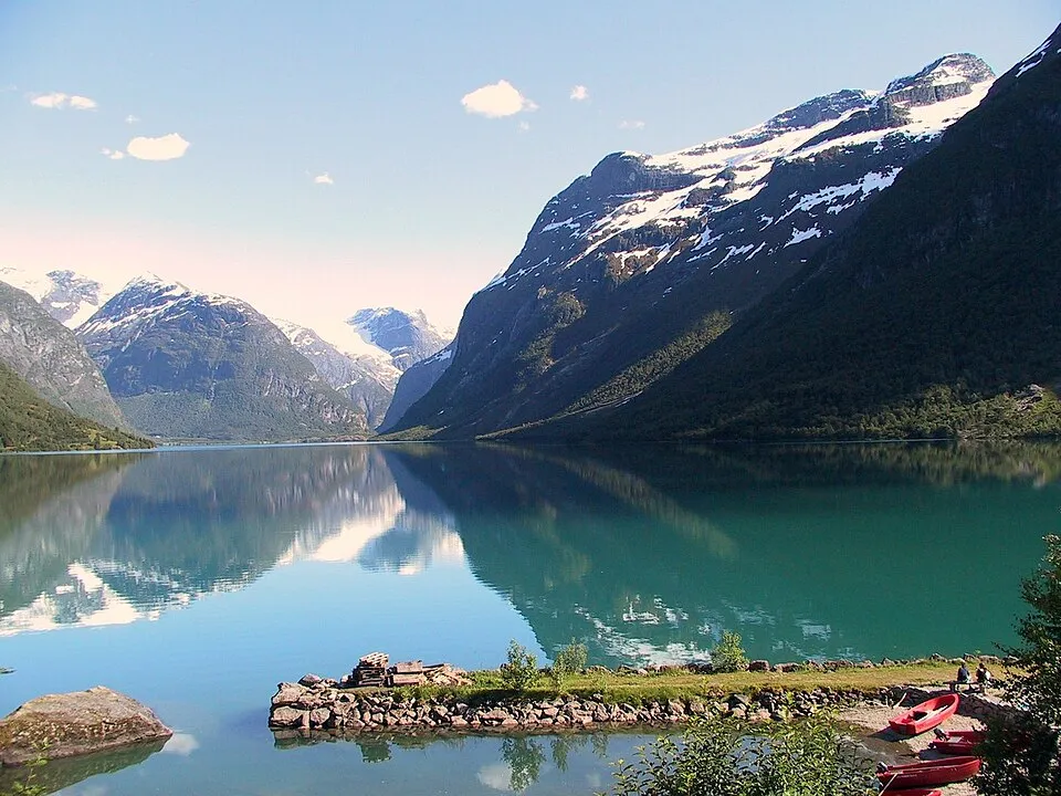 The turquoise lake framed by Lodalen