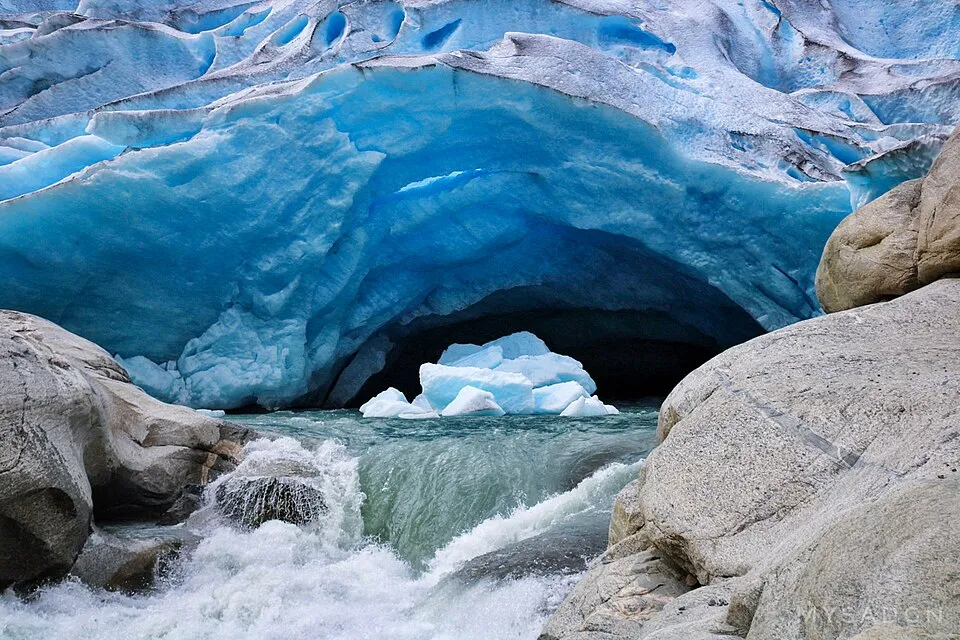 The glacier tongue descending its valley