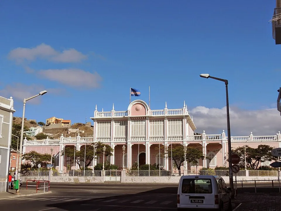 The pink-and-white Palácio do Povo