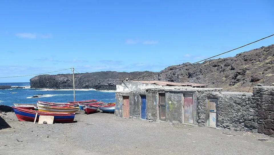 The black-lava cove at Ponta da Salina