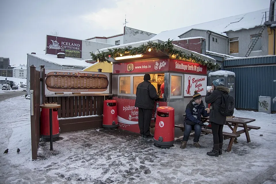 The Bæjarins Beztu Pylsur stand on a snowy day