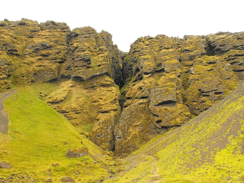 The Rauðfeldsgjá cleft in the cliff face