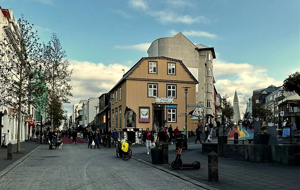 The Laugavegur–Skólavörðustígur corner at dusk