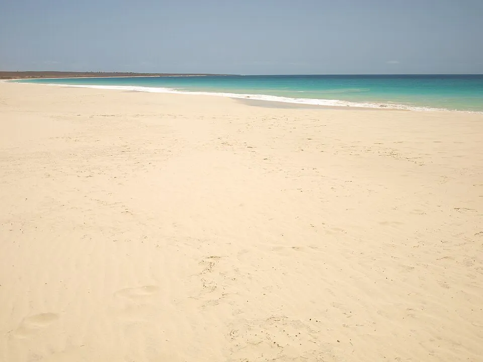 The empty sweep of Santa Mónica