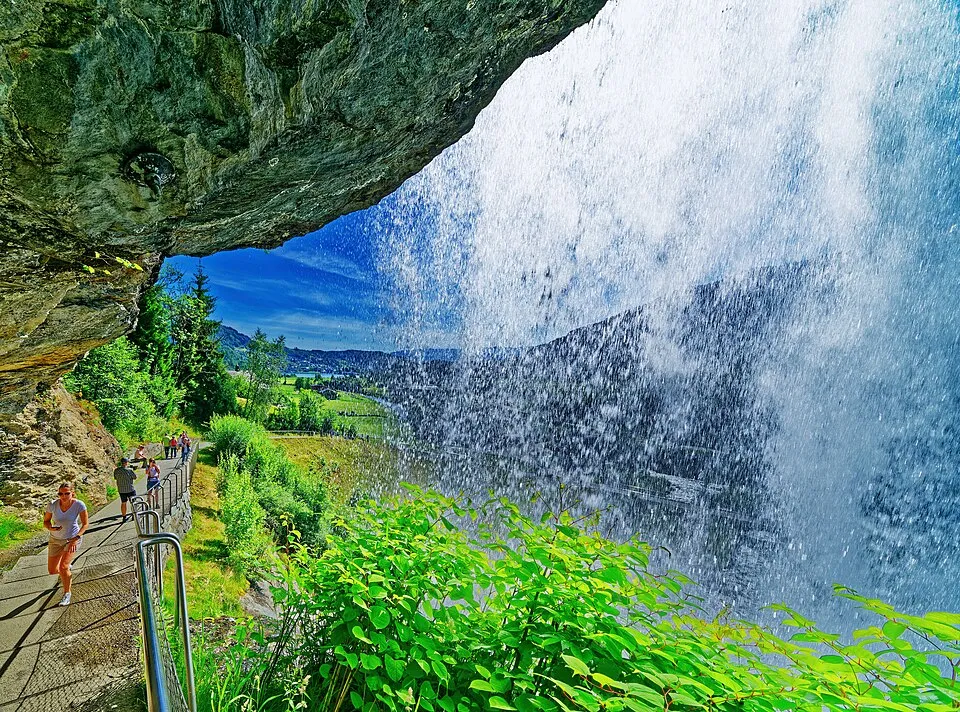 The falls over the overhang, walk-behind path visible