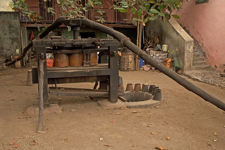 A traditional sugarcane trapiche in the Paúl valley