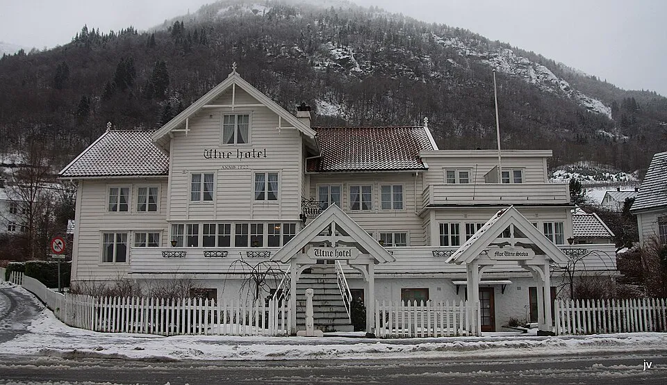 The white wooden Utne Hotel