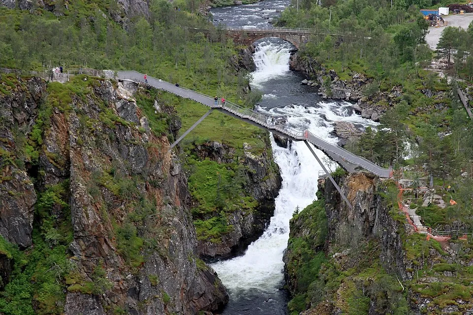 The step bridge spanning the gorge
